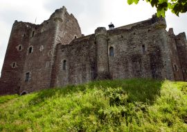 Lais Puzzle - Doune Castle ist eine mittelalterliche Festung in der Nähe des Dorfes Doune in Zentralschottland. Sie liegt an einer bewaldeten Biegung, wo der Ardoch Burn in den Fluss Teith mündet - 1.000 Teile