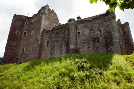 Lais Puzzle - Doune Castle ist eine mittelalterliche Festung in der Nähe des Dorfes Doune in Zentralschottland. Sie liegt an einer bewaldeten Biegung, wo der Ardoch Burn in den Fluss Teith mündet - 2.000 Teile