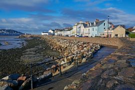 Lais Puzzle - Häuser in einer Reihe mit Seeverteidigungsanlagen in der Kleinstadt Instow in North Devon - 2.000 Teile