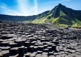 Lais Puzzle - Landschaft des Giant's Causeway Trail mit blauem Himmel im Sommer in Nordirland, County Antrim. UNESCO-Kulturerbe - 1.000 Teile