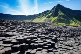 Lais Puzzle - Landschaft des Giant's Causeway Trail mit blauem Himmel im Sommer in Nordirland, County Antrim. UNESCO-Kulturerbe - 2.000 Teile