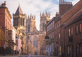 Lais Puzzle - Goldenes Morgenlicht in der historischen Altstadt von York entlang der Museum Street mit Blick auf die York Minster Cathedral in Yorkshire, England, Vereinigtes Königreich - 1.000 Teile