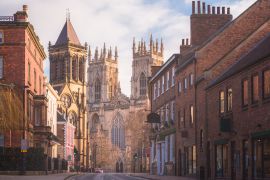 Lais Puzzle - Goldenes Morgenlicht in der historischen Altstadt von York entlang der Museum Street mit Blick auf die York Minster Cathedral in Yorkshire, England, Vereinigtes Königreich - 2.000 Teile