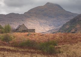 Lais Puzzle - Ein einsames altes Steinhaus in einer stimmungsvollen Berglandschaft auf der abgelegenen und zerklüfteten Halbinsel Knoydart in den schottischen Highlands, Westküste Schottlands - 1.000 Teile