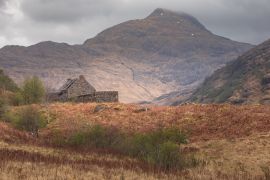 Lais Puzzle - Ein einsames altes Steinhaus in einer stimmungsvollen Berglandschaft auf der abgelegenen und zerklüfteten Halbinsel Knoydart in den schottischen Highlands, Westküste Schottlands - 2.000 Teile
