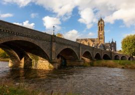 Lais Puzzle - Der Fluss Tweed bei Peebles, mit der Tweed Bridge und der alten Pfarrkirche, Scottish Borders, UK - 1.000 Teile