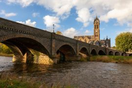 Lais Puzzle - Der Fluss Tweed bei Peebles, mit der Tweed Bridge und der alten Pfarrkirche, Scottish Borders, UK - 2.000 Teile