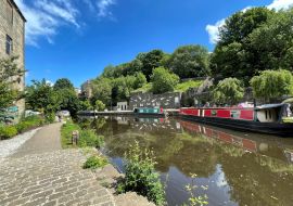 Lais Puzzle - Der Rochdale-Kanal, mit einem gepflasterten Weg, Kanalbooten und blauem Himmel, Todmorden, Vereinigtes Königreich - 1.000 Teile