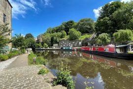 Lais Puzzle - Der Rochdale-Kanal, mit einem gepflasterten Weg, Kanalbooten und blauem Himmel, Todmorden, Vereinigtes Königreich - 2.000 Teile