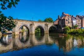 Lais Puzzle - Ein Blick durch das von Bäumen gesäumte Ufer auf die Elvet Bridge in Durham, UK im Sommer - 2.000 Teile