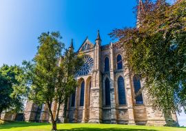 Lais Puzzle - Ein Blick durch die Bäume auf die Kathedrale in Durham, UK im Sommer - 1.000 Teile
