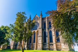 Lais Puzzle - Ein Blick durch die Bäume auf die Kathedrale in Durham, UK im Sommer - 2.000 Teile