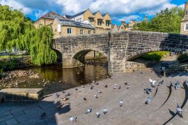 Lais Puzzle - Ein Blick auf die ursprüngliche Brücke in Hebden Bridge, Yorkshire, Vereinigtes Königreich, zur Sommerzeit - 2.000 Teile