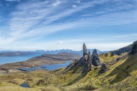 Lais Puzzle - Dramatische schottische Highlands, blauer Himmel am Old Man of Storr, Touristenattraktion auf der Isle of Skye. Hebriden im Vereinigten Königreich - 2.000 Teile
