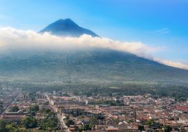 Lais Puzzle - Panoramablick vom Cerro de la Cruz auf die Stadt Antigua, Guatemala und den Vulkan De Agua im Hintergrund - 1.000 Teile