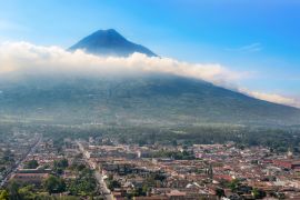 Lais Puzzle - Panoramablick vom Cerro de la Cruz auf die Stadt Antigua, Guatemala und den Vulkan De Agua im Hintergrund - 2.000 Teile