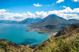 Lais Puzzle - Aussichtspunkt am Atitlan See mit den drei Vulkanen San Pedro, Atitlan und Toliman - man sieht die kleinen Dörfer San Pedro und San Juan am See im Hochland von Guatemala - 2.000 Teile