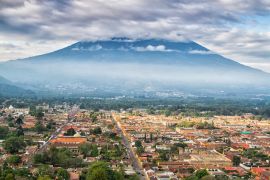 Lais Puzzle - Blick vom Cerro de la Cruz in Antigua, Guatemala, Mittelamerika. Antigua ist die ehemalige Hauptstadt, die nach dem Erdbeben nach Guatemala City verlegt wurde. - 2.000 Teile