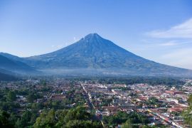 Lais Puzzle - Der Volcán de Agua und die Stadt Antigua Guatemala, Guatemala - 2.000 Teile