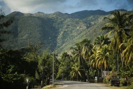 Lais Puzzle - Haitianische Berge, Straße mit Palmen. Region 'Grand Anse', Haiti - 2.000 Teile