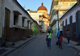 Lais Puzzle - Kuppel der von der Morgensonne beleuchteten Kirche, Cap Haitien, Republik Haiti - 1.000 Teile