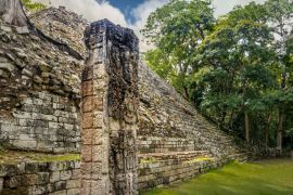 Lais Puzzle - Pyramidentreppe und geschnitzte Stella in Maya-Ruinen - Archäologische Stätte Copan, Honduras - 2.000 Teile