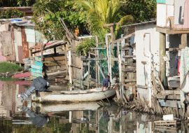 Lais Puzzle - Kinder spielen in einem Boot in einem Slum am Wasser in Honduras - 1.000 Teile