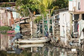 Lais Puzzle - Kinder spielen in einem Boot in einem Slum am Wasser in Honduras - 2.000 Teile