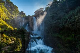Lais Puzzle - Im Inneren des Pulhapanzak-Wasserfalls am Yojoa-See. Honduras - 2.000 Teile