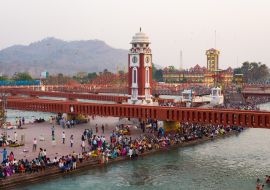 Lais Puzzle - Heilige Ghats und Tempel in Haridwar, Indien, heilige Stadt der Hindu-Religion. Pilger beim Beten und Baden im Ganges-Fluss - 1.000 Teile