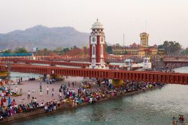 Lais Puzzle - Heilige Ghats und Tempel in Haridwar, Indien, heilige Stadt der Hindu-Religion. Pilger beim Beten und Baden im Ganges-Fluss - 2.000 Teile