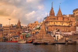 Lais Puzzle - Die Stadt Varanasi mit ihren alten architektonischen Gebäuden und Tempeln entlang des Ganges, von einem Boot aus bei Sonnenuntergang betrachtet - 2.000 Teile