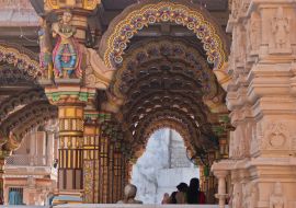 Lais Puzzle - Die bunt verzierten Bögen aus burmesischem Teakholz in einem Hindu-Tempel in Ahmedabad, Indien - 1.000 Teile