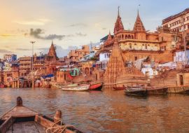 Lais Puzzle - Ghat am Ganges in Varanasi mit antiker Architektur, betrachtet von einem Boot auf dem Fluss bei Sonnenuntergang - 1.000 Teile