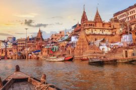 Lais Puzzle - Ghat am Ganges in Varanasi mit antiker Architektur, betrachtet von einem Boot auf dem Fluss bei Sonnenuntergang - 2.000 Teile