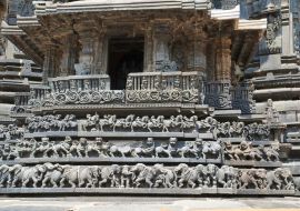 Lais Puzzle - Fassade und dekorative Friese mit Tierfiguren, Chennakeshava-Tempel. Belur, Karnataka. Ansicht von Südosten - 1.000 Teile