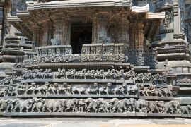 Lais Puzzle - Fassade und dekorative Friese mit Tierfiguren, Chennakeshava-Tempel. Belur, Karnataka. Ansicht von Südosten - 2.000 Teile