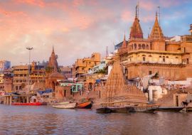 Lais Puzzle - Varanasi alte Stadtarchitektur mit Gangesufer bei Sonnenuntergang - 1.000 Teile