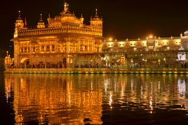 Lais Puzzle - Goldener Tempel Amritsar Punjab Harmandir Sahib Gurdwara bei Nacht Ansicht mit Lichtern. Gegründet von Guru Nanak Dev, ist dies der heiligste Sikh-Schrein der Welt und einer der reichsten indischen Tempel - 2.000 Teile