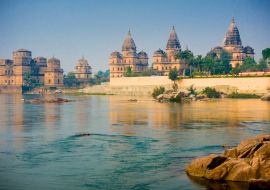 Lais Puzzle - Blick auf die königlichen Kenotaphen (Chhatris) von Orchha über den Betwa-Fluss. Orchha, Madhya Pradesh, Indien - 1.000 Teile
