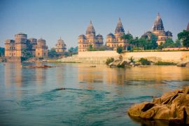 Lais Puzzle - Blick auf die königlichen Kenotaphen (Chhatris) von Orchha über den Betwa-Fluss. Orchha, Madhya Pradesh, Indien - 2.000 Teile