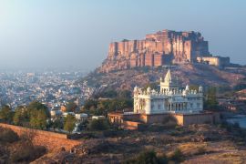 Lais Puzzle - Indien, Jodhpur, Stadtbild bei Sonnenuntergang von Blue City und Mehrangarh Fort, einem UNESCO-Weltkulturerbe mit Jaswant Thada im Vordergrund - 2.000 Teile