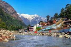 Lais Puzzle - Blick auf die Stadt Gangotri mit Bergen und dem heiligen Fluss Ganga. Uttarakhand, Indien - 2.000 Teile