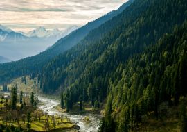 Lais Puzzle - Ein Himalaya-Fluss, der durch das Aru-Tal in der Nähe von Pahalgam, Kaschmir, Indien fließt - 1.000 Teile