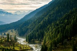 Lais Puzzle - Ein Himalaya-Fluss, der durch das Aru-Tal in der Nähe von Pahalgam, Kaschmir, Indien fließt - 2.000 Teile