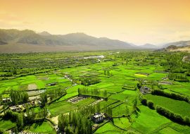 Lais Puzzle - Luftaufnahme vom Aussichtspunkt des Klosters Thiksey auf die umliegenden Himalaya-Berge und Dörfer in Ladakh. Kaschmir, Indien - 1.000 Teile