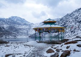 Lais Puzzle - Tsomgo (Changu) See. Ein heiliger natürlicher Gletschersee auf dem Gipfel eines Berges in Gangtok, Ost-Sikkim, Indien - 1.000 Teile