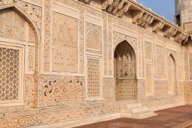 Lais Puzzle - Außenwand, Detail mit Nische, Mausoleum des Etmaduddaula- oder Itmad-ud-Daula-Grabes, das oft als Entwurf des Taj Mahal gilt, Agra, Uttar Pradesh, Indien - 2.000 Teile