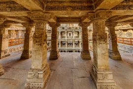 Lais Puzzle - Das UNESCO-Welterbe Queen's step well oder rani ki vav befindet sich in der Stadt Patan, Bezirk Patan im indischen Bundesstaat Gujarat - 2.000 Teile