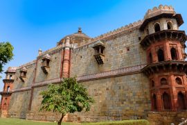 Lais Puzzle - Die Rückseite der einkuppeligen Qila-i-Kuna-Moschee, die 1541 von Sher Shah erbaut wurde, ist ein hervorragendes Beispiel für ein vormogulisches Design. Sie befindet sich in der Purana Quila, in Delhi, Indien - 2.000 Teile